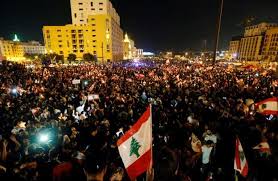 Des dizaines de milliers de Libanais dans la rue, un parti annonce sa démission