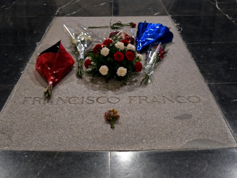 L'Espagne exhume Franco de son mausolée monumental