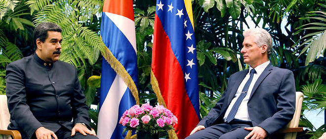 Les présidents cubain (à droite) et vénézuélien