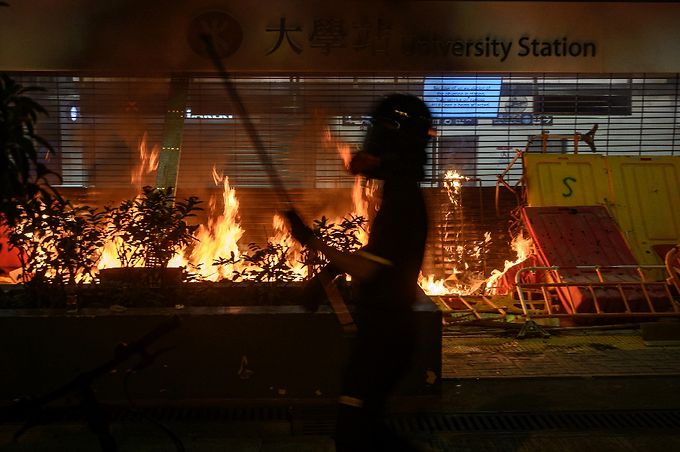 Hong Kong paralysé par des actions tous azimuts des manifestants