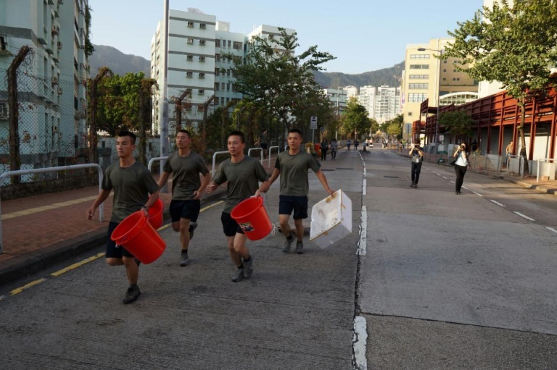 Des militaires chinois aident au ramassage des ordures dans les rues de Hong Kong