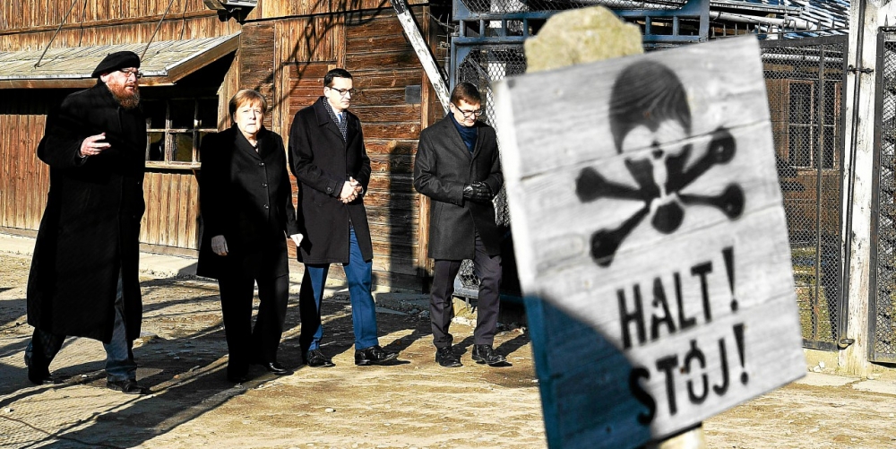 Merkel à Auschwitz: la mémoire des crimes nazis "inséparable" de l'identité allemande