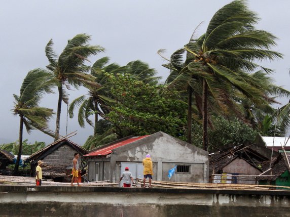 Mayotte, en alerte rouge, se prépare au passage du cylone Belna
