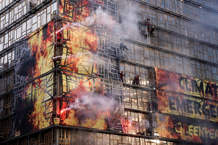 Le bâtiment du Conseil européen à Bruxelles « en flammes », une simulation de  militants de Greenpeace