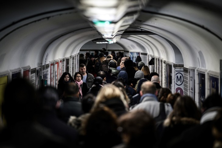 Retraites: 9e jour de grève dans les transports, les syndicats conviés à Matignon