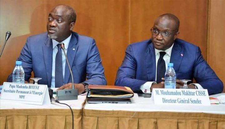 Pape Demba Bitèye (g.) et Makhtar Cissé, le nouveau et l'ancien DG de la Senelec