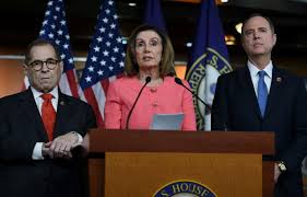 Pelosi entre Schiff (d) qui portera l'accusation contre Trump, et Nadler