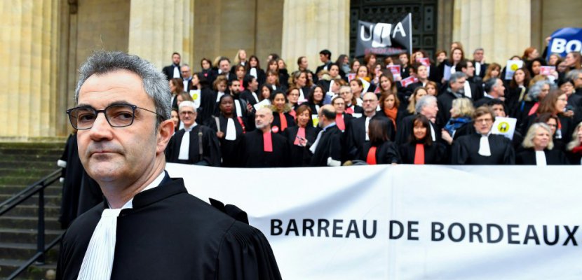 Retraites: des actions ciblées, dont une intrusion à la CFDT, au 44e jour de grève