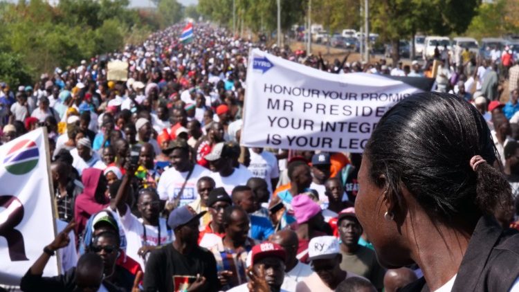 GAMBIE: 3 morts, des blessés et des arrestations lors d’une manifestation pour le départ du président Barrow