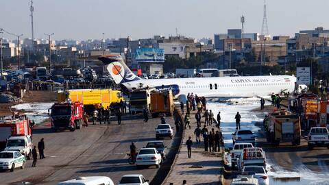 IRAN: Un avion de ligne finit sa course sur l'autoroute