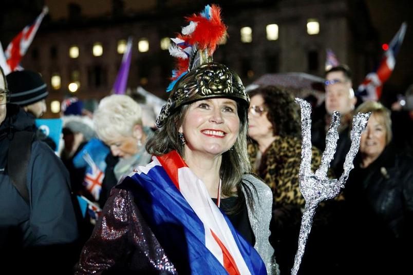 Applaudissements et hymne britannique pour fêter le Brexit à Westminster