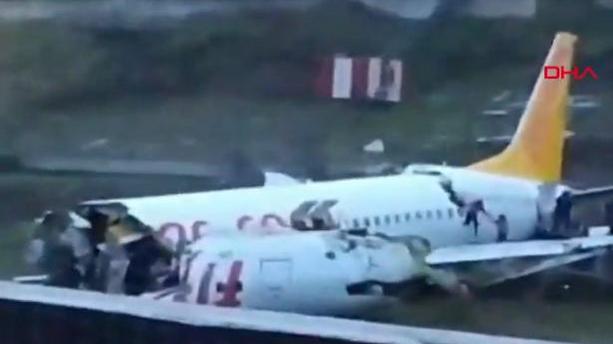 Un avion turc sorti de piste se brise en deux à Istanbul
