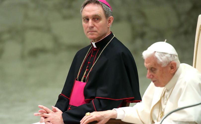 L'Archevêque Georg Gänswein en compagnie du pape Benoit XVI