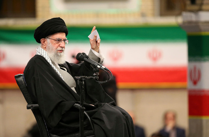L’Iran doit devenir fort pour en finir avec les « menaces de l’ennemi », dit Khamenei