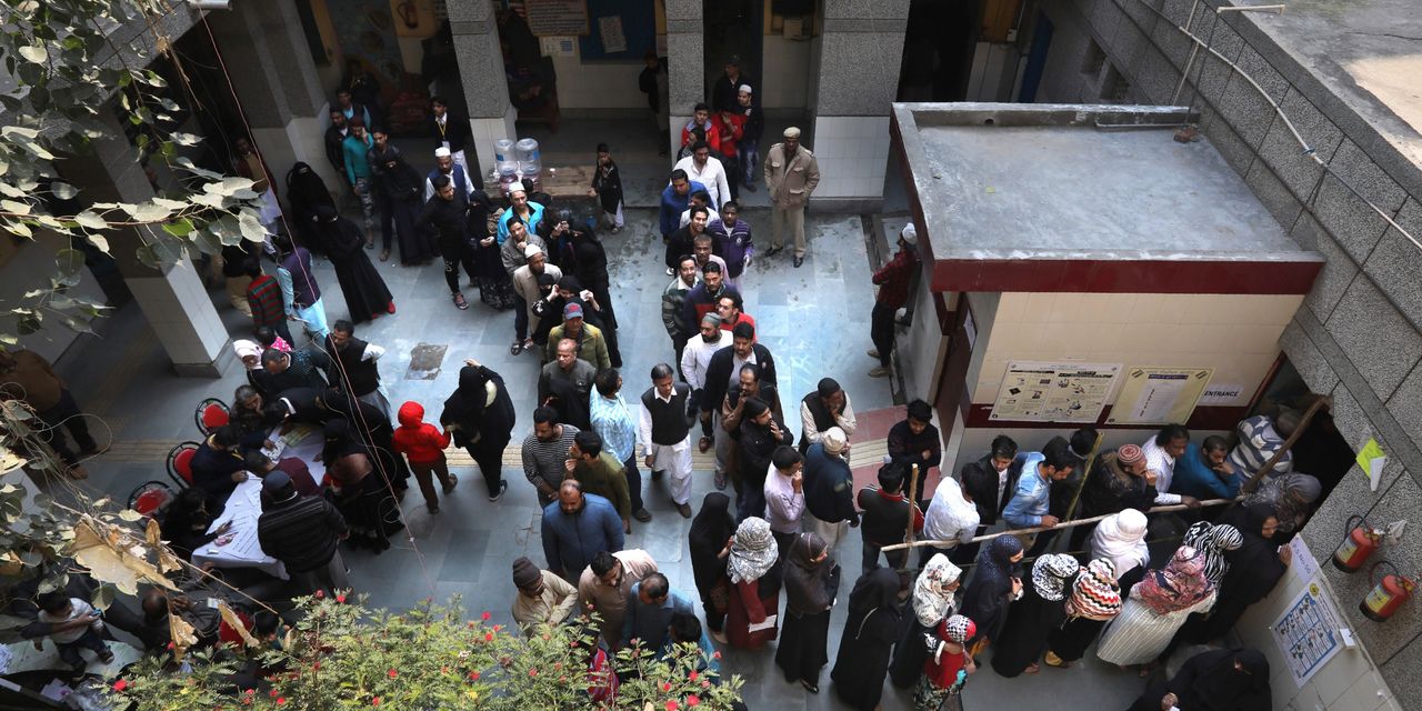 Elections à New Delhi: défaite du parti de Narendra Modi, selon des sondages