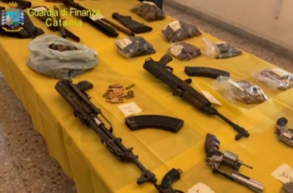 Des armes et des munitions déterrées en Sicile