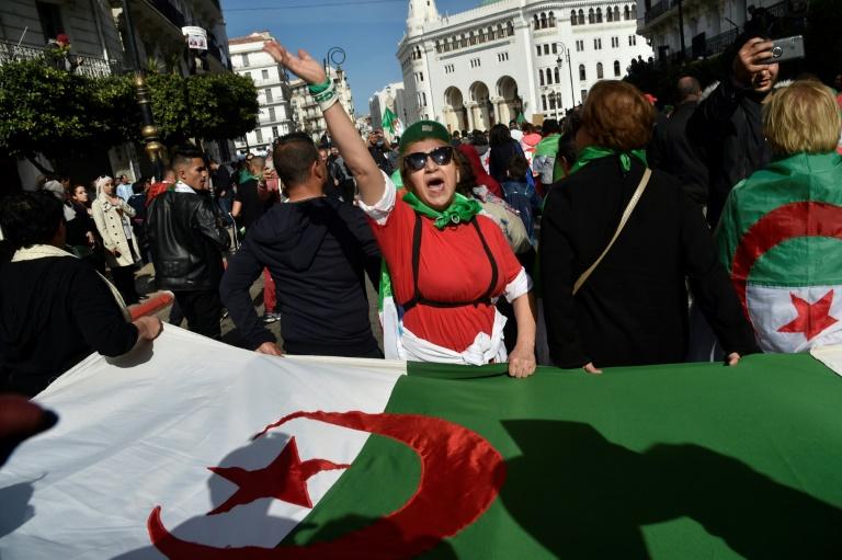 Algérie: des milliers de personnes à Alger ont fêté les un an du « Hirak »