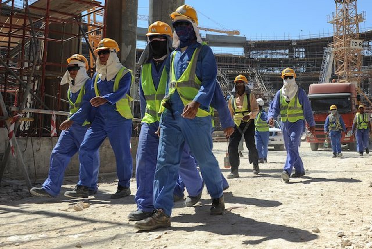 Sur des chantiers au Qatar, pays hôte de la Coupe du monde en 2022