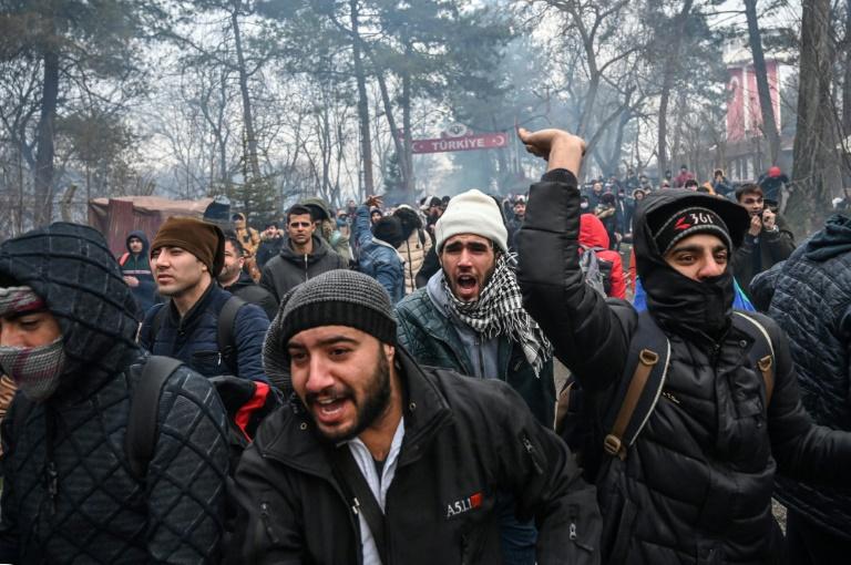 En quête de soutien en Syrie, Erdogan ouvre les portes de l'Europe aux migrants