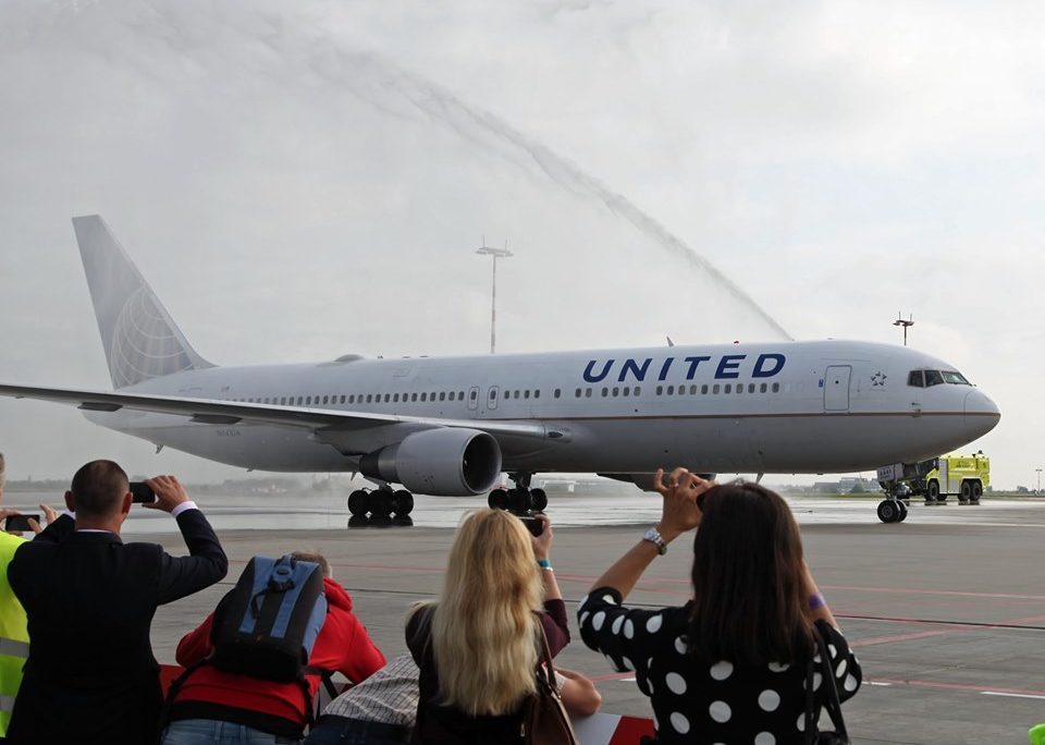 Ils acceptent de ne pas voyager en classe affaires et reçoivent chacun 10 000 dollars