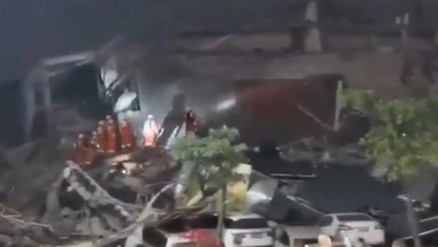 Un hôtel s'effondre, 70 personnes sous les décombres