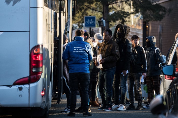 Coronavirus en France: plus de 700 migrants évacués d’un camp au nord de Paris