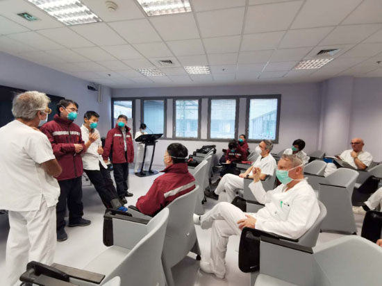 Des experts médicaux chinois avec leurs homologues italiens à Bergame