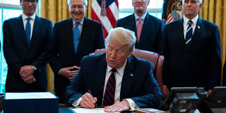Coronavirus : Trump signe un gigantesque plan de relance à 2000 milliards