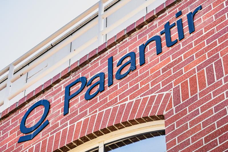 Covid-19 : Une société US proche de la CIA négocie la vente de ses services à la France, révèle Bloomberg