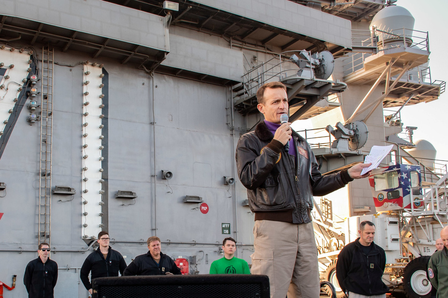 Le commandant du Roosevelt limogé après avoir alerté sur le Covid-19 à bord