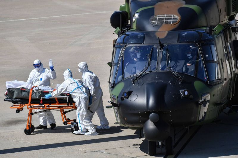 Coronavirus: 60.000 morts dans le monde, le masque s'impose peu à peu