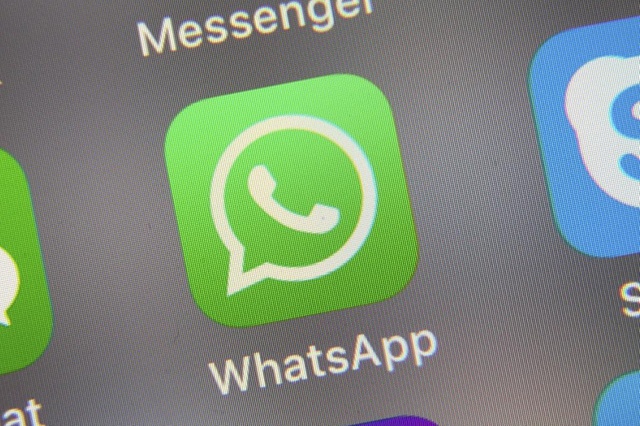 WhatsApp bride le partage massif de messages