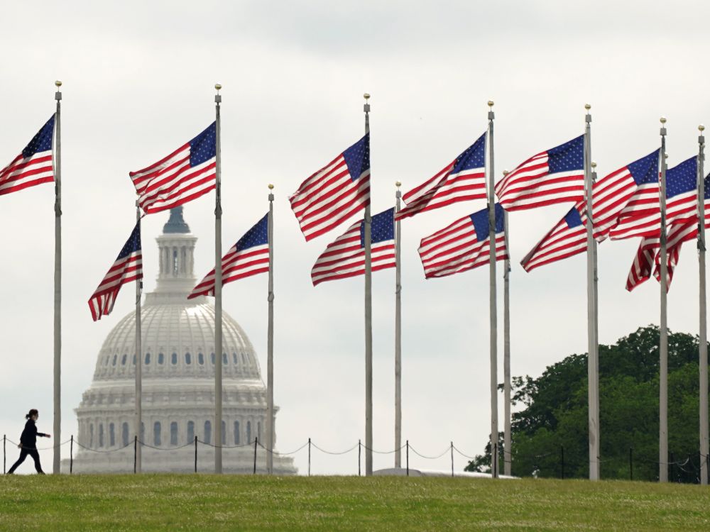 Coronavirus: les cafés rouvrent en France, mais déjà 100.000 morts aux Etats-Unis
