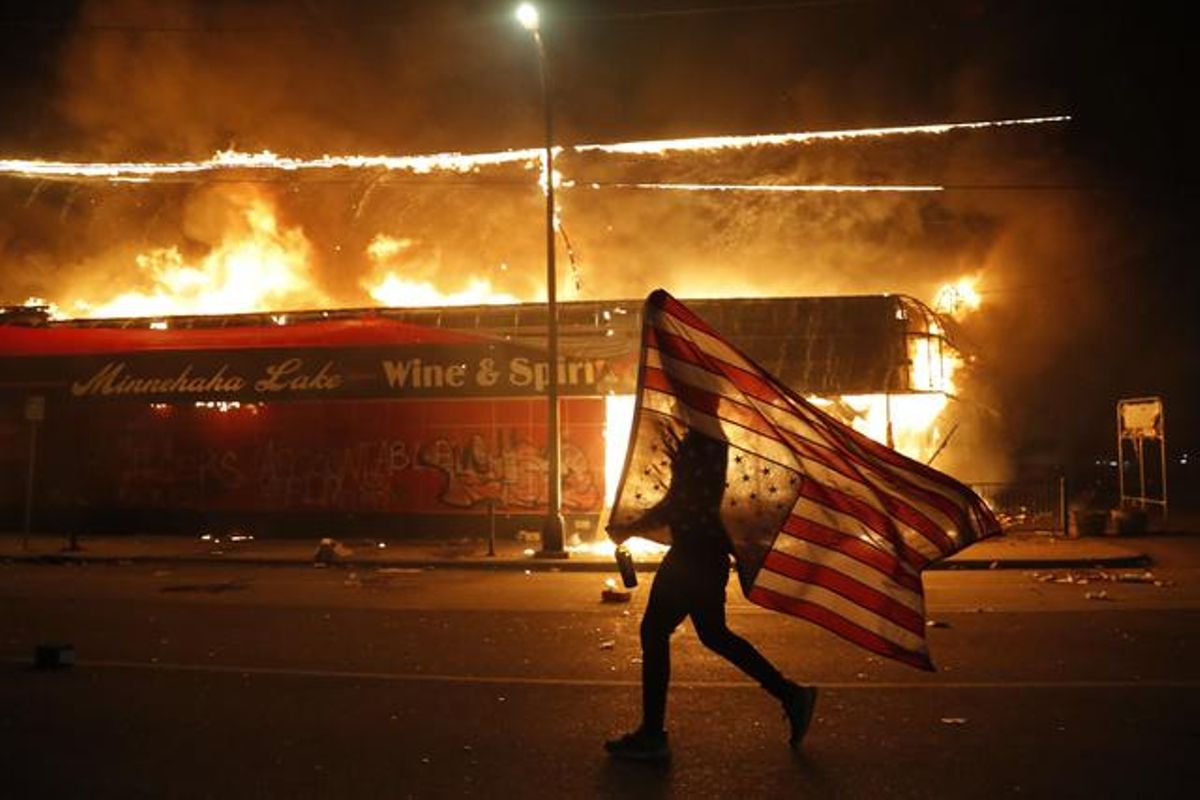 Etats-Unis : Un commissariat incendié lors d’une nuit de heurts