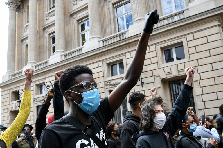 Manifestation devant l'ambassade américaine à Paris