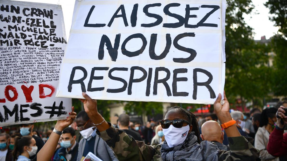 Long silence et genou à terre à Paris en hommage à Georges Floyd pendant ses obsèques