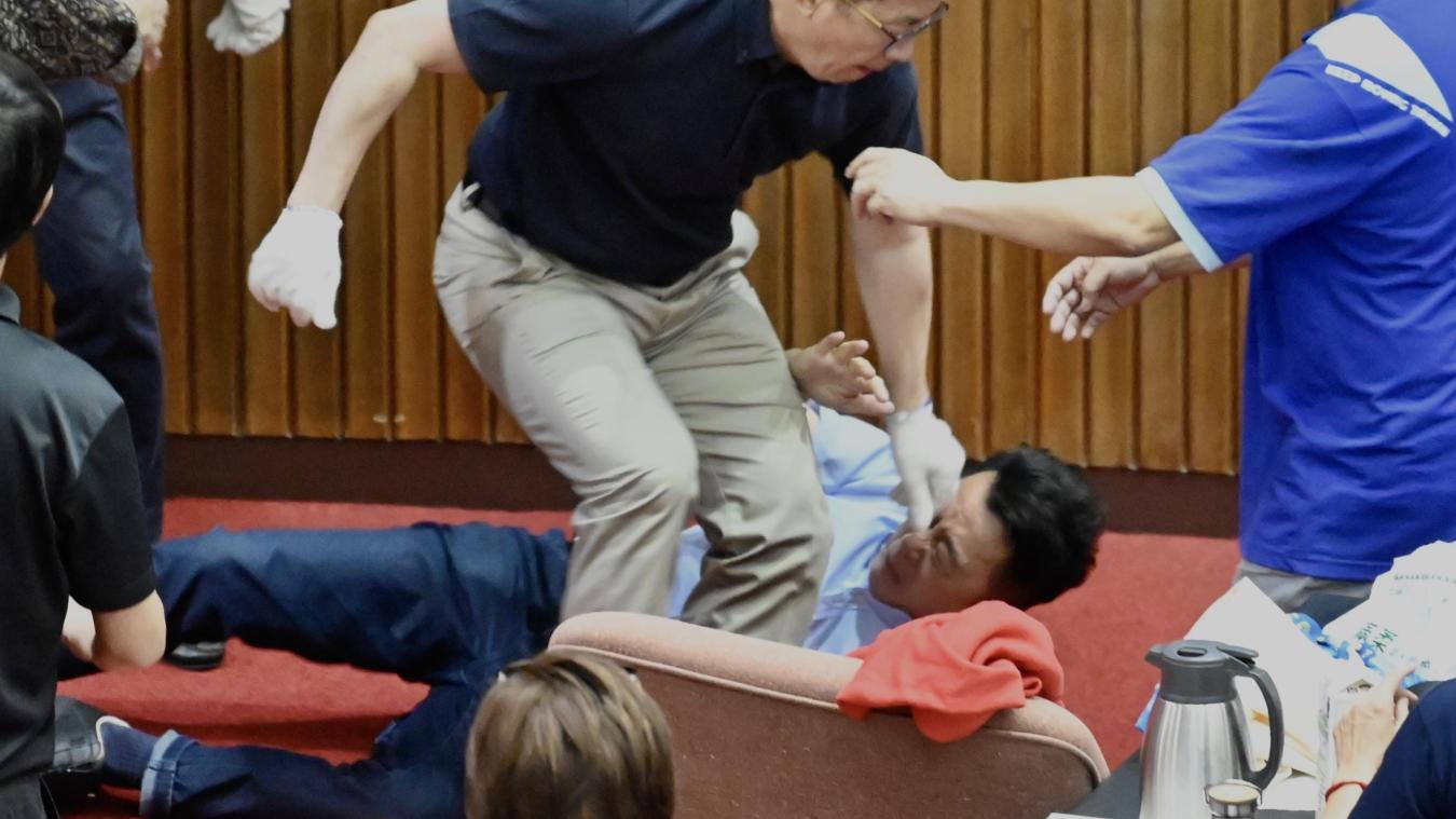 A Taïwan, bagarres et bombes à eau au menu des parlementaires