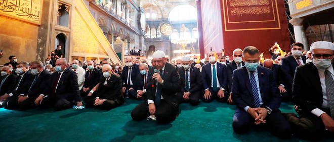 Erdogan et des milliers de musulmans aux premières prières à Sainte-Sophie