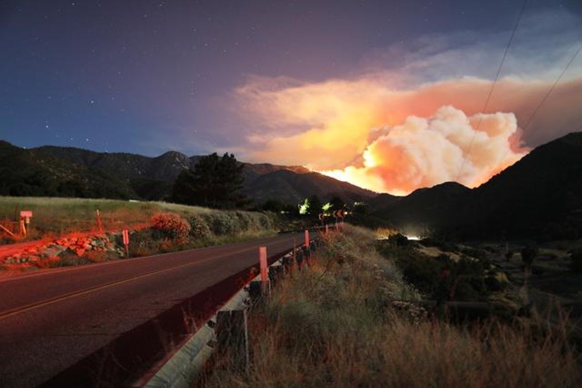 Californie : Les pompiers peinent à contenir un incendie monstre