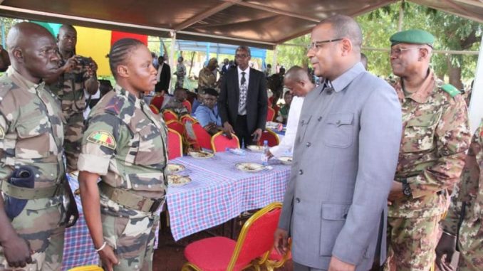 Le Premier ministre Boubou Cissé avec des soldats maliens (archives)