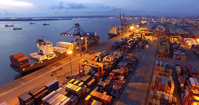 Une vue du port d'Abidjan