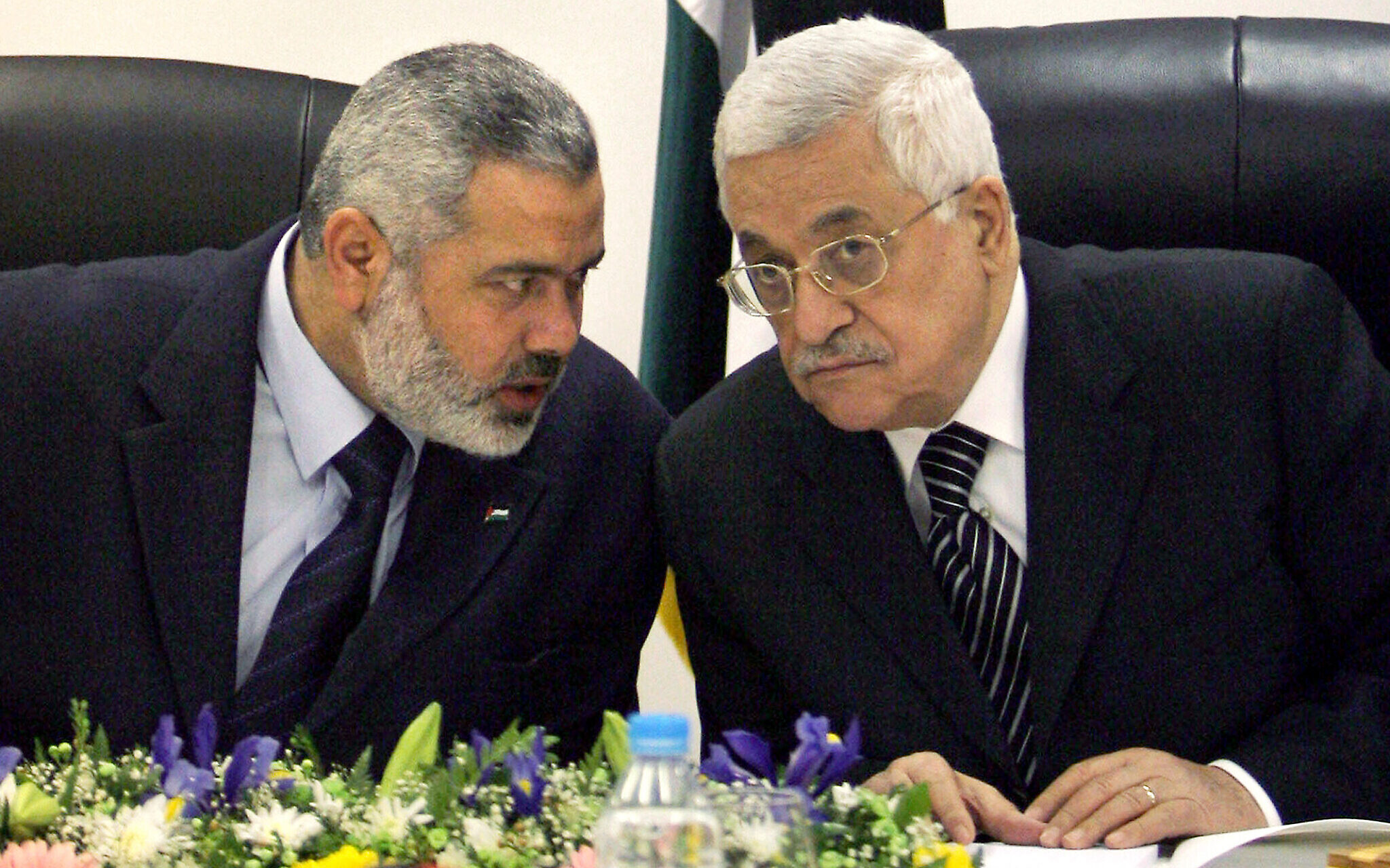 Ismaïl Haniyeh (Hamas, à gauche) et Mahmoud Abbass (Fatah)