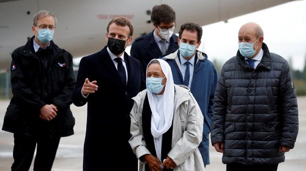 Sophie Pétronin accueillie à l'aéroport de Villacoublay à Paris par Emmanuel Macron et Jean Yves Le Drian