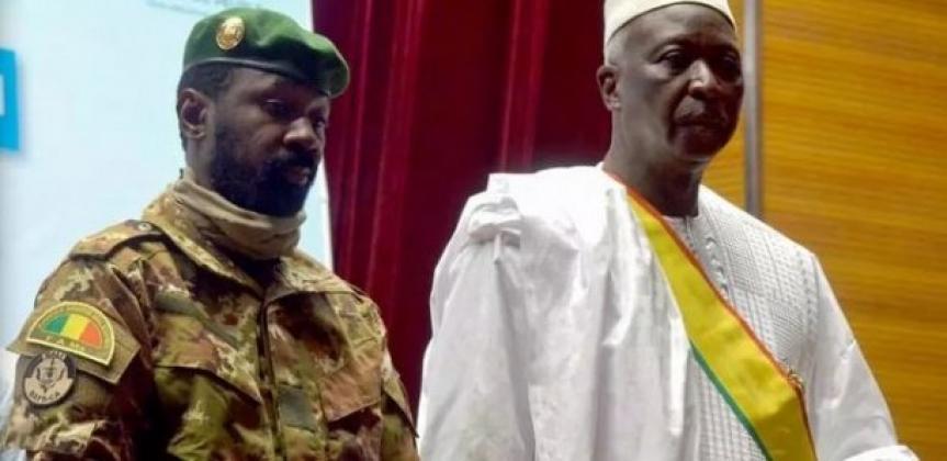 Le président de la Transition Bah Ndaw, flanqué de son vice-président Assimi Goïta