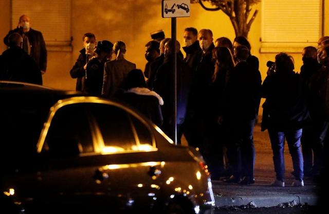 "Ils ne passeront pas", dit Macron à Conflans-Sainte-Honorine