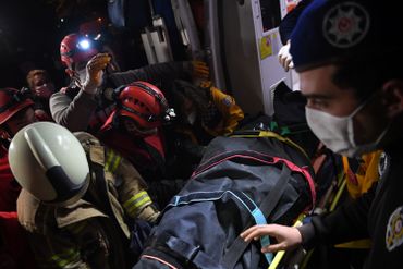 Séisme en Turquie : course contre-la-montre pour retrouver des survivants