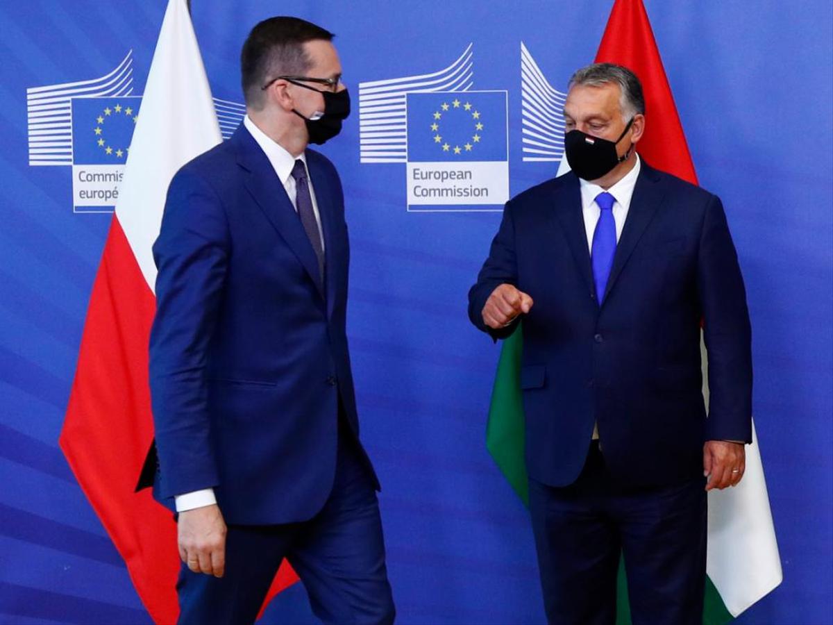 Le PM hongrois Mateusz Morawiecki (g) et son homologue polonais Viktor Orban