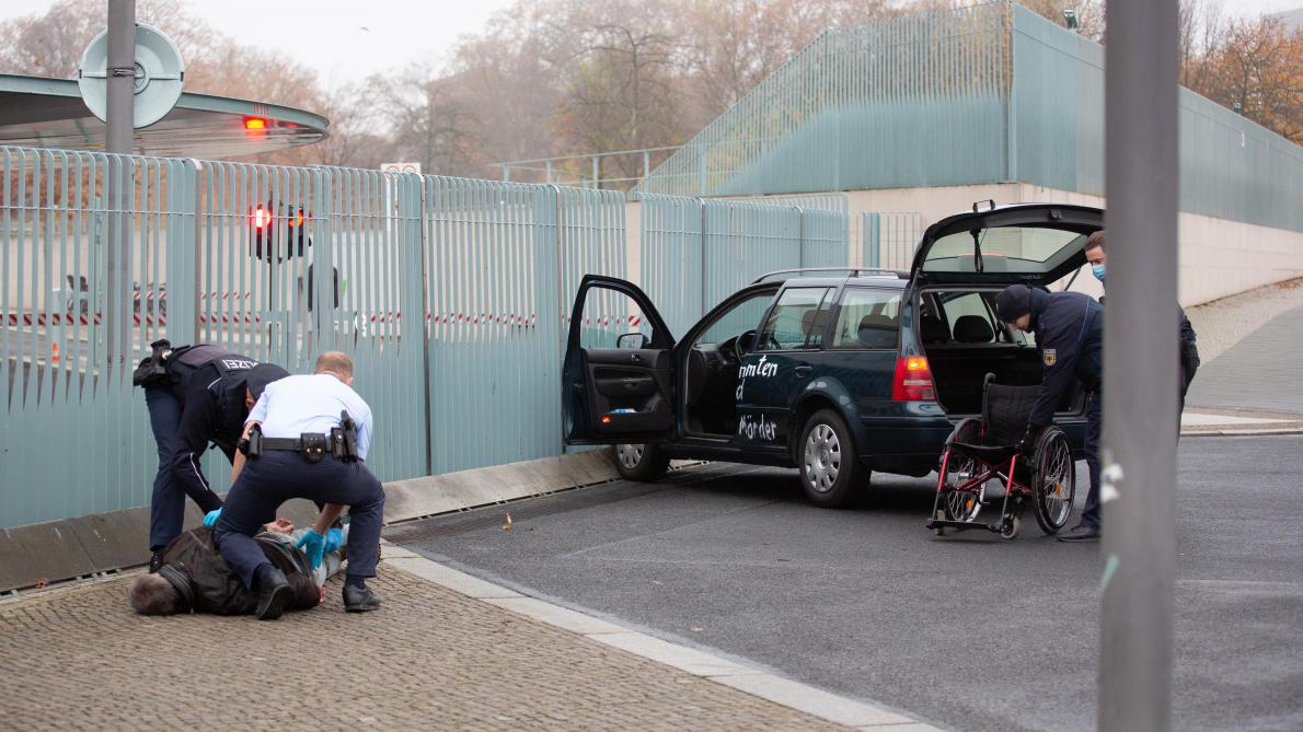 Berlin : Une voiture percute la grille d'entrée de la chancellerie allemande