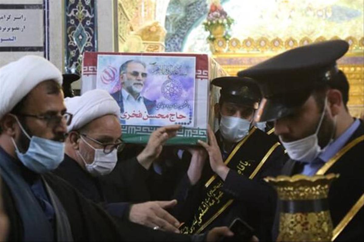 L’Iran rend hommage au scientifique Fakhrizadeh et prépare sa riposte
