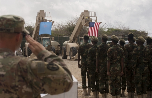 Avant leur retrait, les USA déploient une importante force navale au large de la Somalie